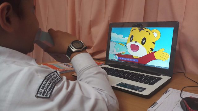 Arif menonton Shimajiro dan Nyanyian Paus